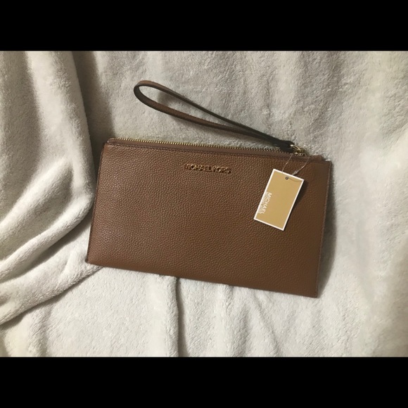 Michael Kors Handbags - Michael Kors wristlet